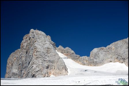 Pohled na Hoher Dachstein. Vpravo je vidět prudký přístup k druhé ferratě vedoucí na vrchol.