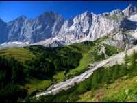 Jedna kabinka lanovky má na střeše vyhlídkovou plošinu, ze které je pěkný výhled.