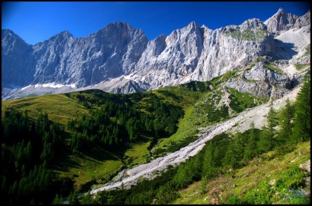 Jedna kabinka lanovky má na střeše vyhlídkovou plošinu, ze které je pěkný výhled.