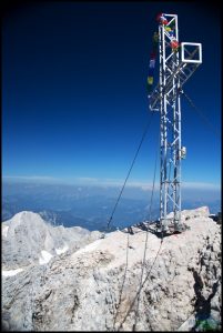 Dachstein - vrcholový kříž. Je těžké vyfotit ho bez lidí
