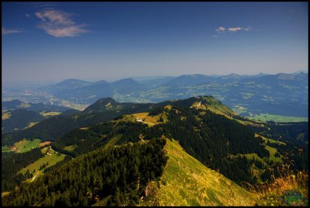 Výhled ze Schusterweg. Vlevo je vidět Salcburg.