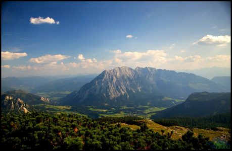 Pohled z vrcholu na okolní hory