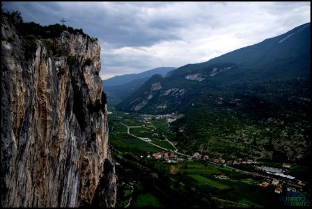 Cima Colodri. Pohled na vrcholový kříž od konce ferraty.