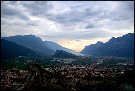 Arco, hrad Arco, Riva del Garda a sever jezera z Cima Colodri.