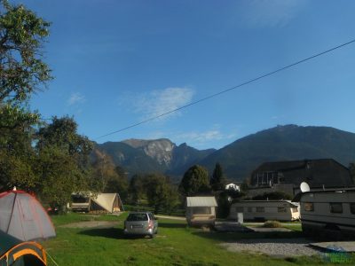 Sice není vidět, ale jezero tam je