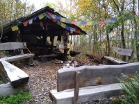 Reisenboulder - posezení pod via ferratou s tibetskými praporci