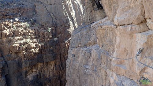 Dál cesta traverzovala po skále vlevo