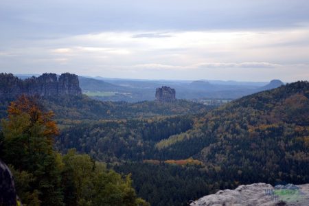 Häntzschelstiege - věž Falkenstein a za ní pevnost Königstein