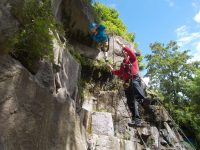 Ráhnoví. Ideální houpačka pro malé lidi na odbourání strachu vyset v sedáku.