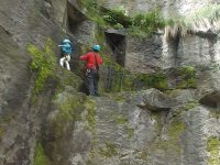 Rodinný zážitek. první kroky na skále můžou být pod dozorem zkušených instruktorů.