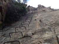 Via ferrata Shelter Rock - vrcholová deska s kramlemi.