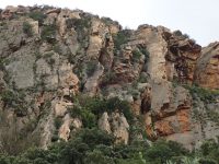 Via ferrata Shelter Rock - v pravé části, ve světlé desce, vede via ferrata