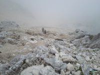 Rozcestí 1 - pohled se shora - doprava chodecká trasa k P. oknu, vzhůru k ferratě a na Prestreljenik