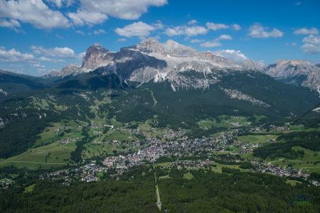 Pohľad na tri Tofany z feraty Sci Club oproti.