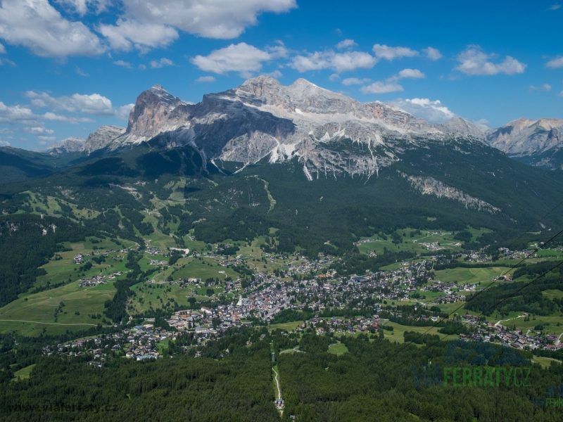 Pohľad na tri Tofany z feraty Sci Club oproti.