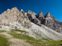 Popod vlek až po stenu - nástup k ferrate. Masiv Punta Anna