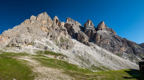 Popod vlek až po stenu - nástup k ferrate. Masiv Punta Anna