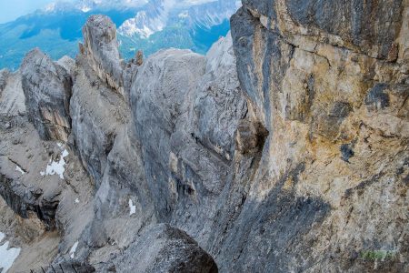 Dole vidno kadiaľ ide cesta