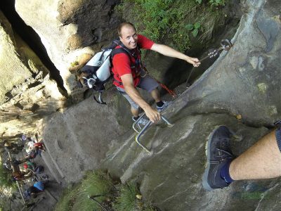 Všichni jsme se navázali na sedáky a já zase skočila do batohu.