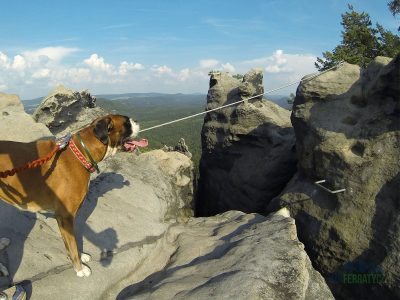 Poslední přeskok a jsem na vrcholu via ferraty.